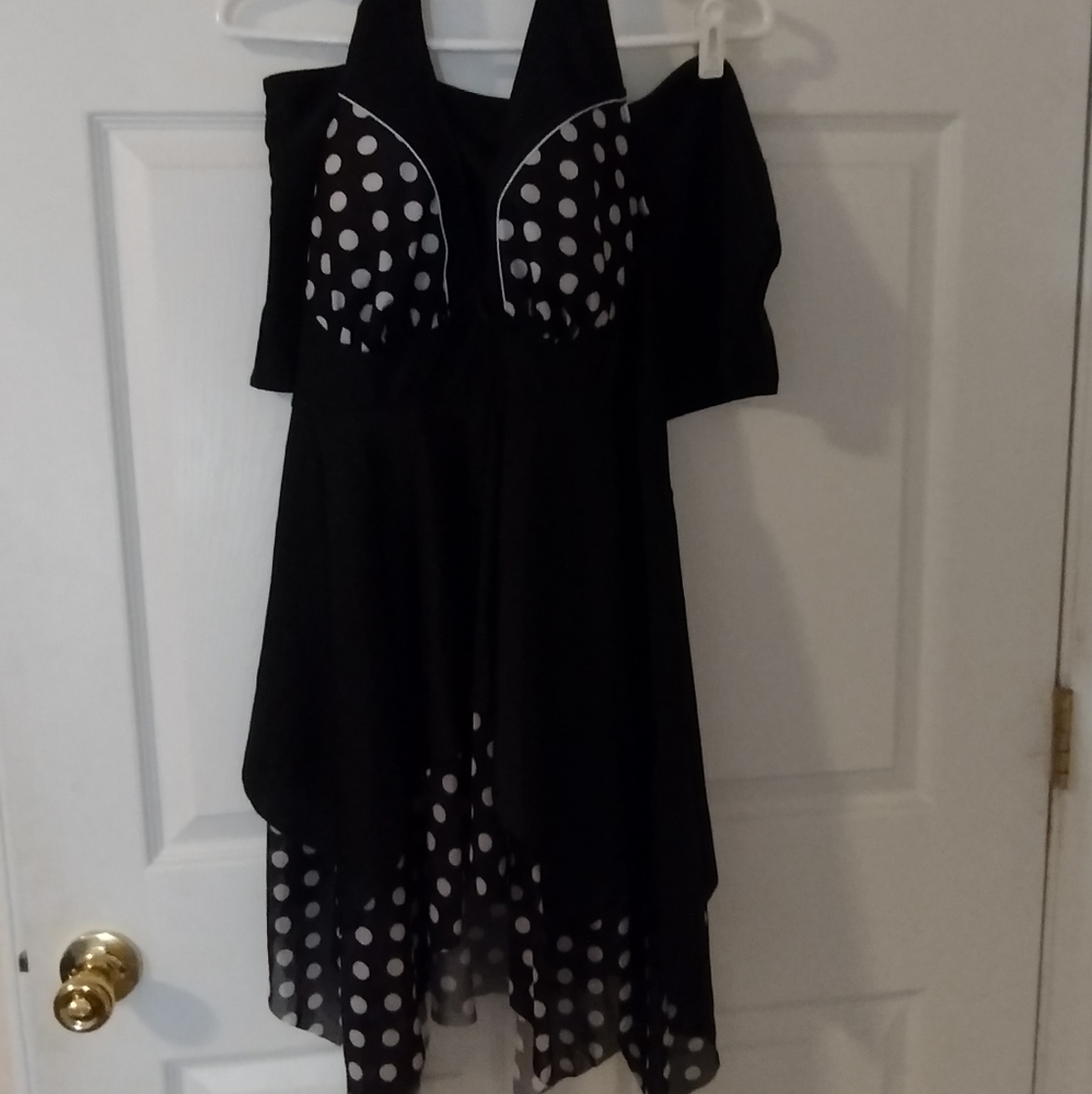 2 piece black and white swimsuit with boyshorts